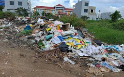 Rác tràn lan gần trường học