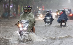 Mưa giông từ Bắc vào Nam, tàu thuyền đối mặt lốc xoáy