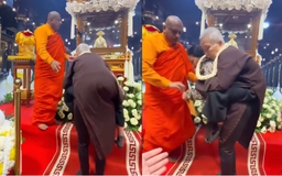 Con gái cõng mẹ gần 100 tuổi đi chiêm bái xá lợi Phật: 'Cõng Phật trên lưng'