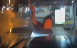 2 anh em ruột chặn đầu ô tô ở Hóc Môn, ném đá nứt kính