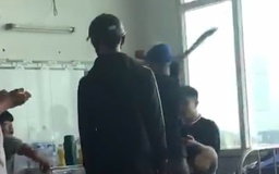 Nghe bạn gái kể bị trêu ghẹo trên mạng, cầm dao vào bệnh viện dọa chém người
