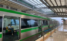 Vá khẩn cấp mái nhà ga tàu Cát Linh - Hà Đông bị thủng