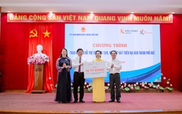 Trao 10 tỉ đồng xóa nhà tạm và 2 tỉ đồng tiếp sức cho bệnh nhi nghèo