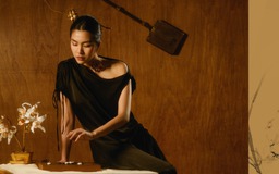 Tăng Thanh Hà 'khoe' phụ kiện nhựa tái chế đẹp ngỡ ngàng