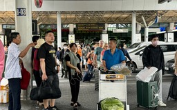 Sân bay Tân Sơn Nhất nhộn nhịp hành khách trở lại TP.HCM sau kỳ nghỉ lễ