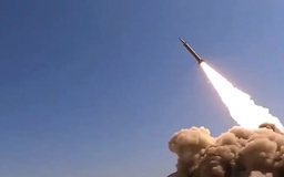 Iran công bố tên lửa mới, cảnh báo các căn cứ Mỹ trong khu vực