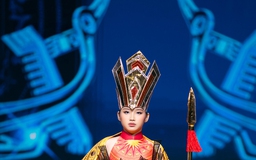 Mẫu nhí 10 tuổi mang văn hóa Việt lên sàn diễn quốc tế