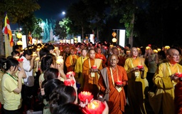35.000 hoa đăng cầu nguyện hòa bình thế giới tại Vesak 2025: 'Tâm an, thế giới an'