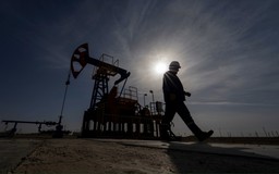 Khi OPEC+ 'chơi dao đứt tay'