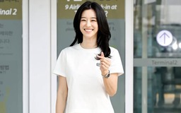 'Điên nữ' Seo Ye Ji đến Đà Nẵng, khoe quà fan Việt tặng