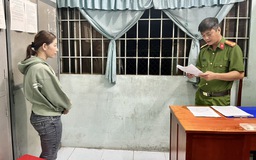 Mâu thuẫn từ việc dẫn chó đi vệ sinh, một phụ nữ bị đánh tử vong