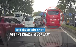Ô tô phải chờ đèn đỏ thêm gần 2 phút vì bị xe khách 'cướp làn'