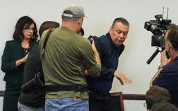 Nghị sĩ Mỹ bị đẩy xuống đất và còng tay tại buổi họp báo của bộ trưởng