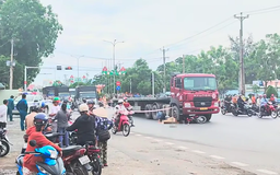 Xe đầu kéo cuốn xe máy vào gầm ở giao lộ, người phụ nữ tử vong