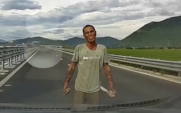 Làm rõ vụ một người cầm đá chặn đầu xe trên cao tốc Vân Phong - Nha Trang