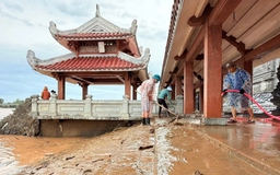 Quảng Trị: Chiến sĩ biên phòng giúp dân dọn dẹp sau bão số 1