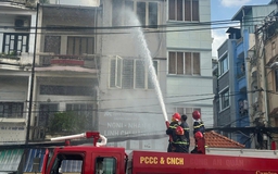 Cháy nhà dân ở Tân Bình, lính cứu hỏa leo mái nhà đập kính chữa cháy