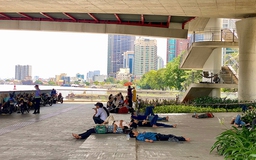 Vất vả mưu sinh dưới thời tiết nắng mưa thất thường