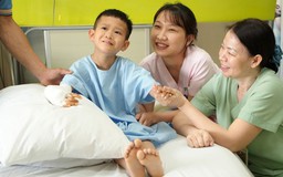 'Con muốn dang tay ôm ba mẹ, cầm micro hát thật to những bài hát yêu thích'