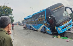 Xe khách giường nằm leo dải phân cách, hành khách hoảng loạn