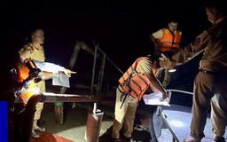 Bắt quả tang 3 sà lan khai thác cát trái phép trên sông Lam