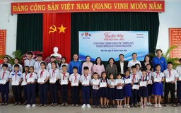 Nguyên Phó chủ tịch nước Trương Mỹ Hoa tặng học bổng cho học sinh Phú Yên