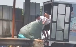 Bức xúc clip 2 người đàn ông đi xe tải đổ trộm rác thải ở TP.HCM