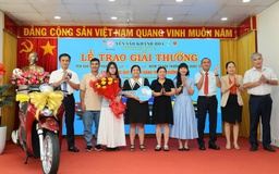 Khách hàng trúng xe máy trong chương trình tri ân của Yến sào Khánh Hòa