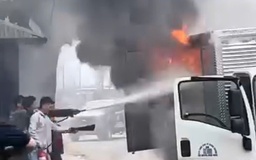 TP.HCM: Xe tải đang chạy bốc cháy dữ dội, nhiều người hỗ trợ tài xế dập lửa