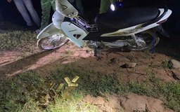 Thấy bộ đội biên phòng, 2 người vứt lại 18 kg vàng rồi tẩu thoát