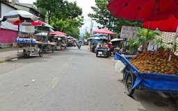 Buôn bán bát nháo trên đường