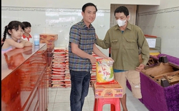 Người bán vé số nhận quà từ chàng trai trúng độc đắc: 'Thấy mình không bị lãng quên'