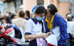 'Hai khuôn mặt' cảm xúc của cha mẹ khi con thi tốt nghiệp