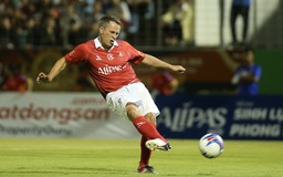 Michael Owen, Lê Huỳnh Đức cùng tỏa sáng trong ngày huyền thoại M.U giành chiến thắng ở Đà Nẵng