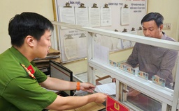 Công an TP.HCM tận tụy hỗ trợ người dân làm thủ tục hành chính