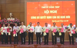 Ban giám đốc Sở GD-ĐT tỉnh Đồng Tháp và hơn 30 cán bộ tỉnh về hưu