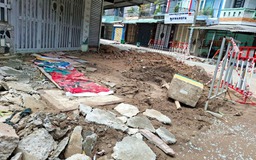 Công trình vỉa hè để đất đá tràn lan