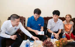 Trao học bổng Tiếp sức mùa thi và tặng ‘Phòng Tin học cho em’ tại Gia Lai