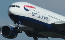 Bắt tiếp viên hàng không 'phê thuốc' nhảy múa khỏa thân trên chuyến bay