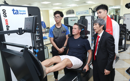 Dàn huyền thoại Ngoại hạng Anh ấn tượng với công nghệ y học thể thao BVĐK Tâm Anh