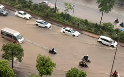 Đường phố Hà Nội ngập sâu sau cơn mưa lớn, phương tiện 'bơi' trong biển nước