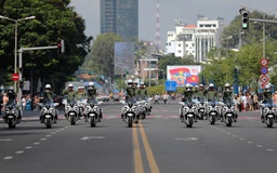 Clip công an luyện tập biểu diễn mô tô thả 2 tay gây 'sốt' mạng