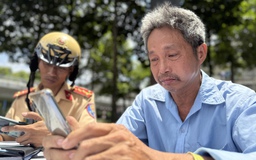 Người vi phạm tốc độ bật khóc khi được CSGT TP.HCM hỗ trợ tiền đóng phạt