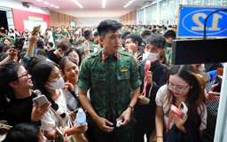 Hàng trăm bạn trẻ vây quanh 'nam thần quân đội' Lê Hoàng Hiệp tại ga Sài Gòn