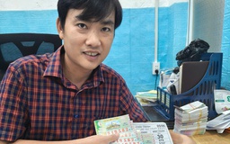 Nam thanh niên trúng 14 tờ vé số độc đắc, đại lý đến tận nhà đổi thưởng trong đêm