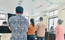 Nhóm sản xuất, buôn bán hàng giả kêu oan: Niêm phong chiếc điện thoại, hoãn xét xử