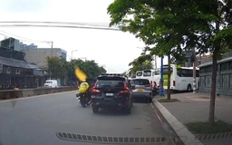 Bài học khi mở cửa ô tô