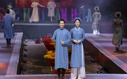 Huế lung linh qua bộ sưu tập áo dài của nhà thiết kế Việt Hùng