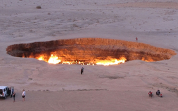 ‘Cổng địa ngục’ cháy ngùn ngụt hơn 50 năm sắp tắt