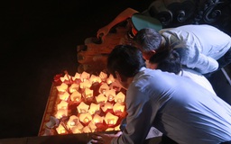 Hoa đăng sáng rực trên sông Thạch Hãn, tri ân những người đã ngã xuống